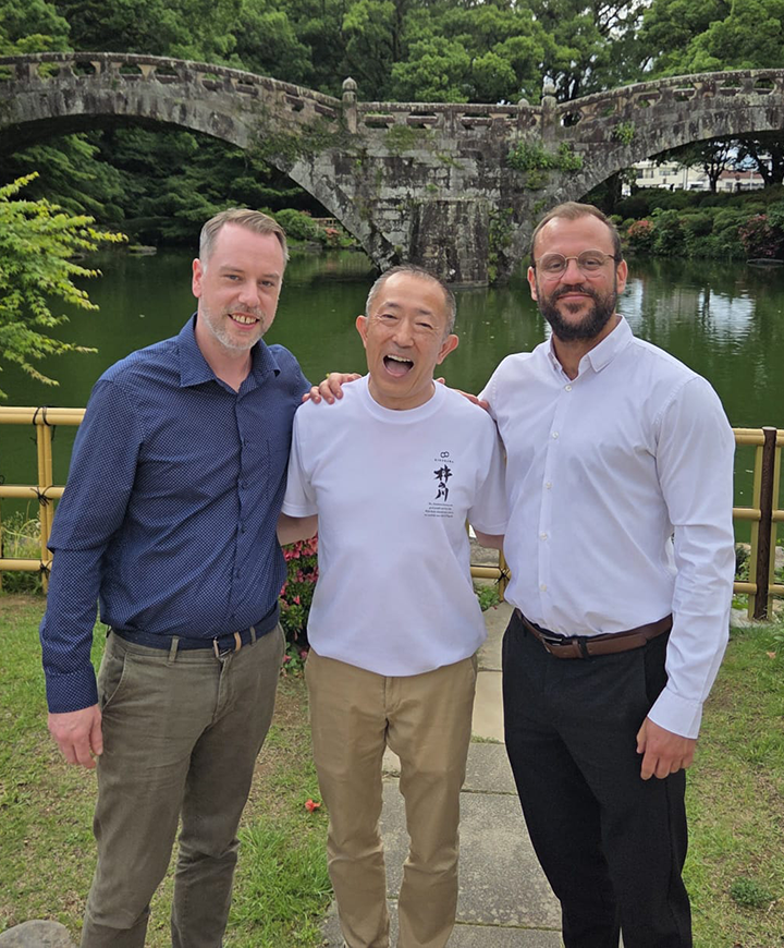 Benjamin Füllemann, Shinsuke Seto (Sakebrauerei Kinokawa) und Gilles Baillod vor der Meganebashi-Brücke in Isahaya