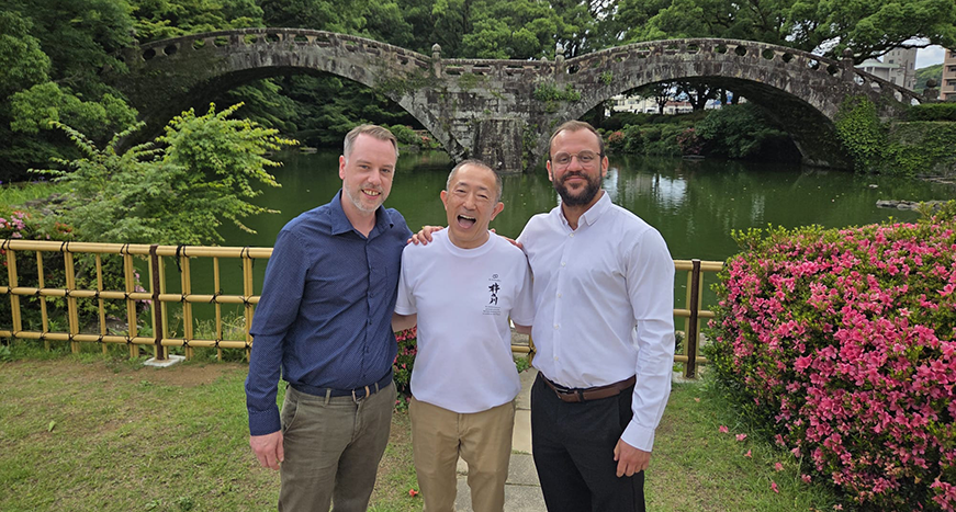 Shinsuke Seto, Geschäftsführer der Sakebrauerei Kinokawa, mit Benjamin Füllemann und Gilles Baillod vor der Meganebashi-Brücke in Isahaya